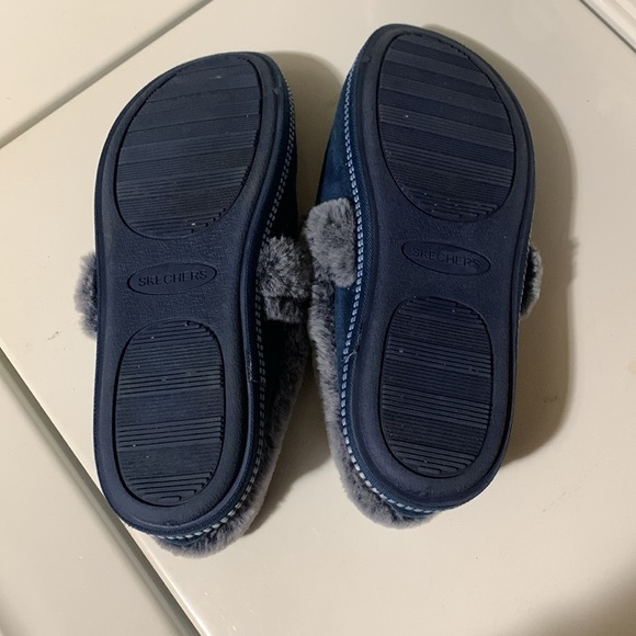 Sketchers Slippers - Picture 5 of 7